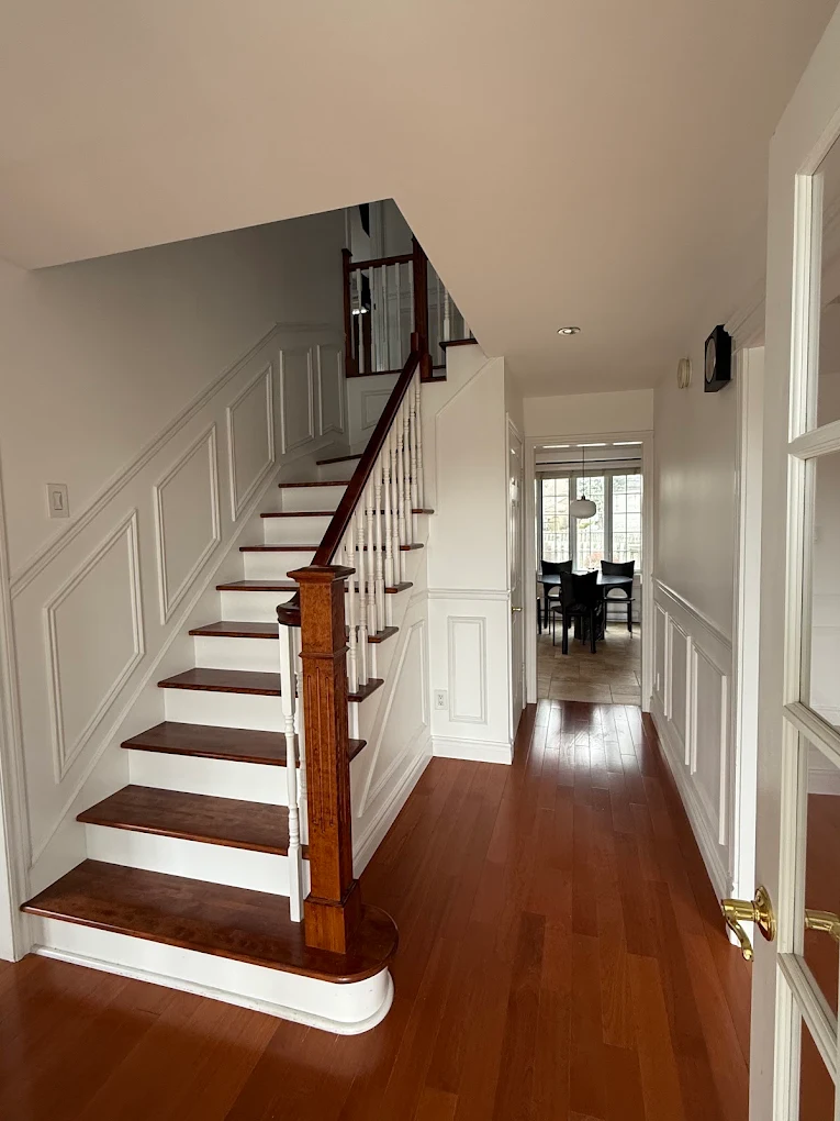 Rénovation d'entrée et d'escalier en bois franc par B&B Construction